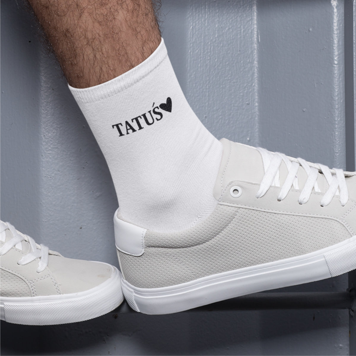 Białe skarpetki z napisami "Tatuś z sercem". Zapakowane w stylowe pudełko z okienkiem.