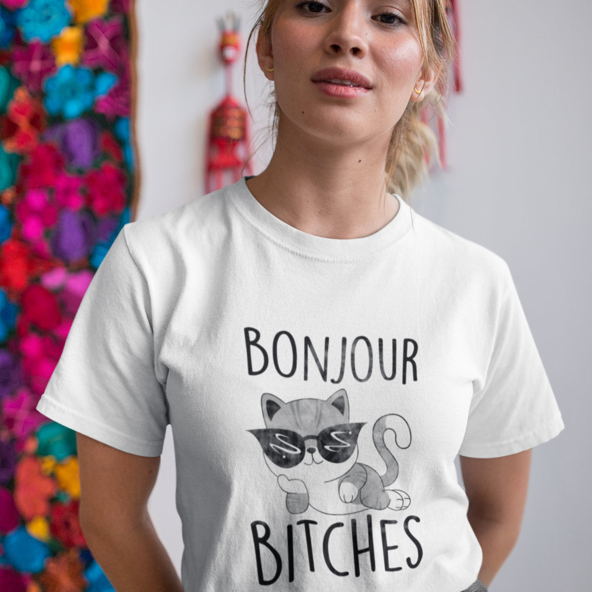 Biała UNISEX koszulka Bonjour bitches kotek