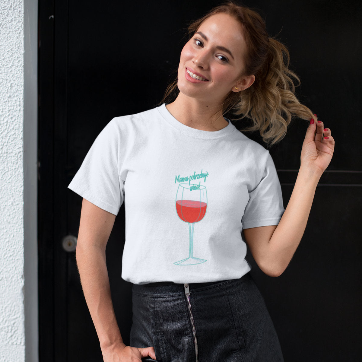 Biała UNISEX koszulka Mama potrzebuje wina