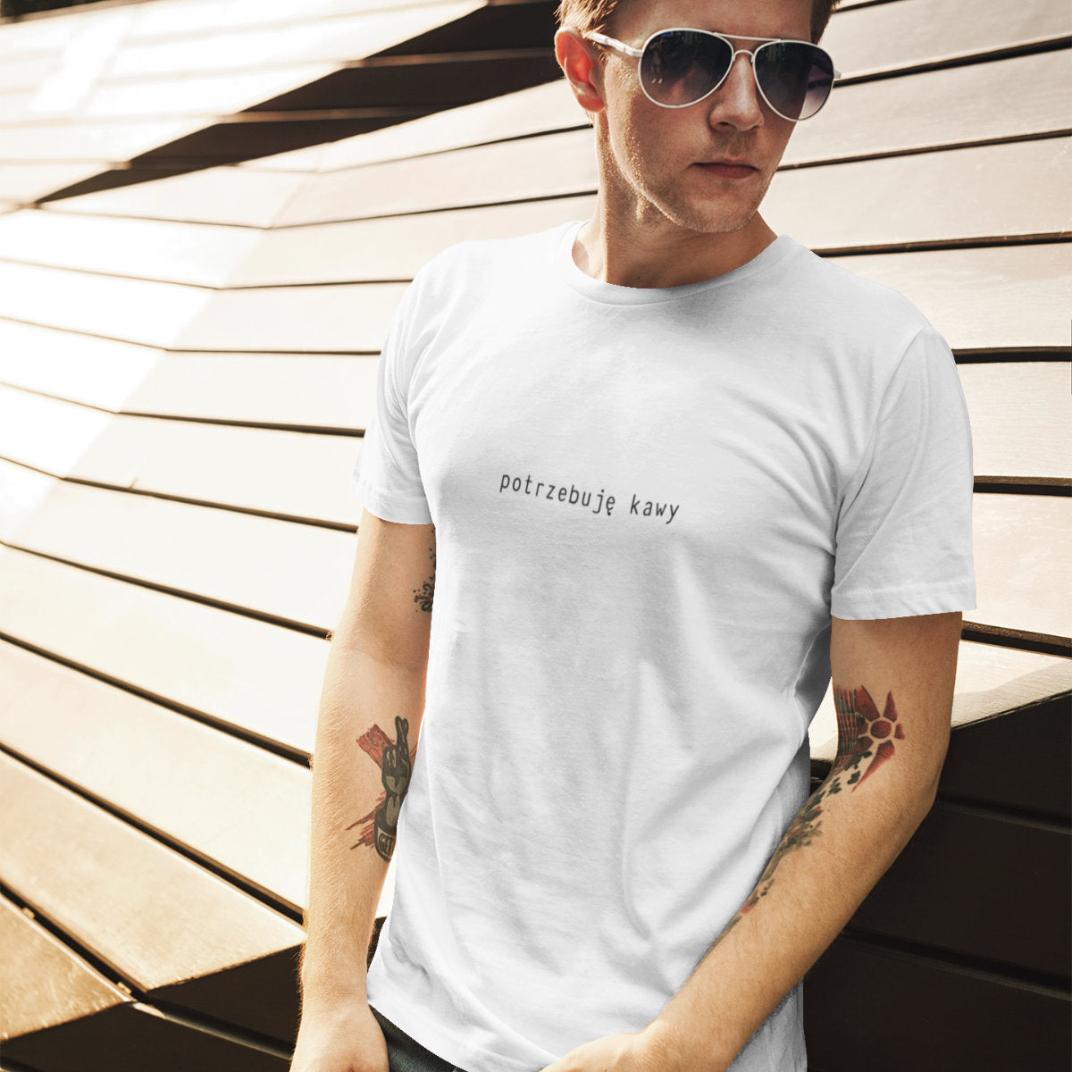 Biały UNISEX T-shirt Potrzebuję kawy