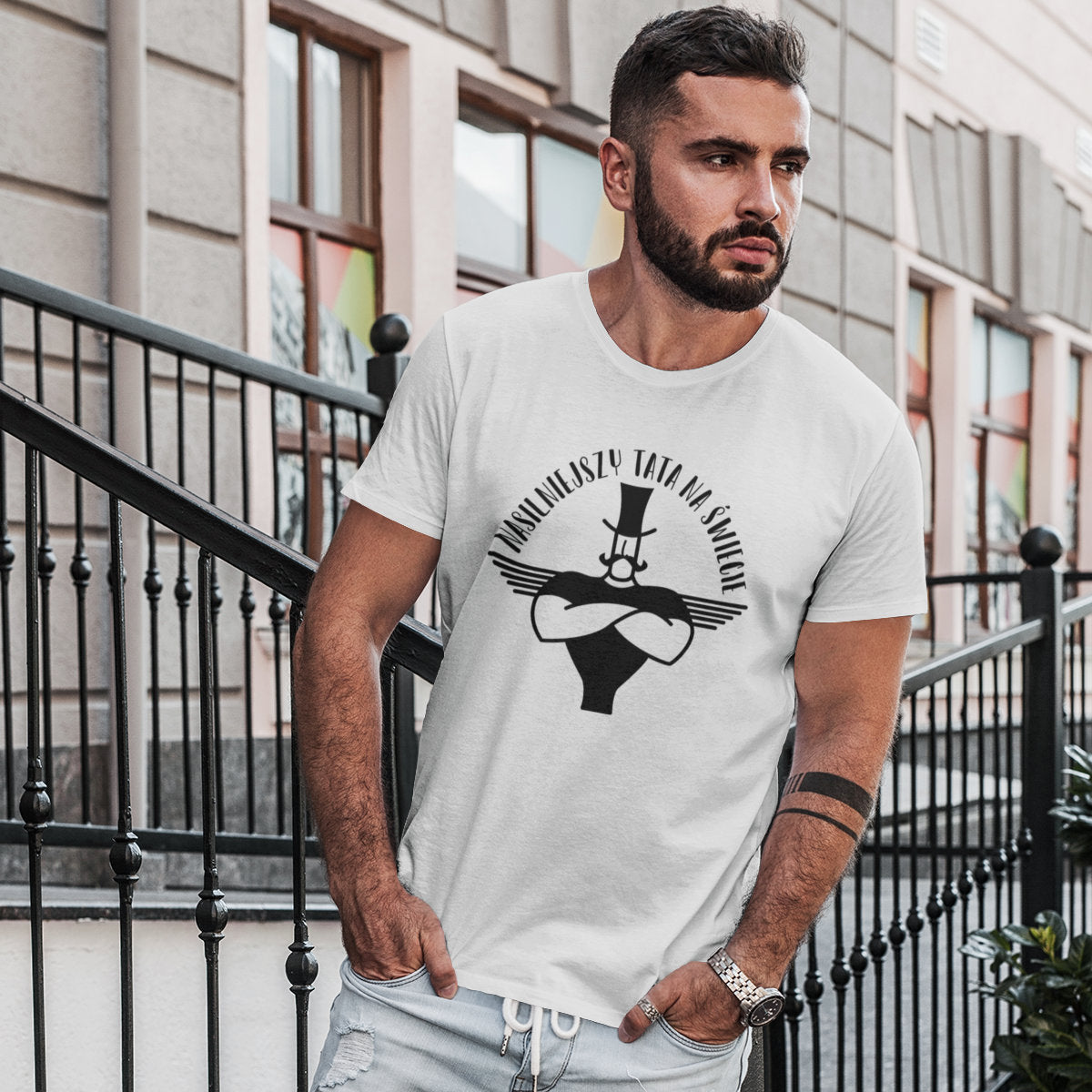 Biały UNISEX T-shirt Nasilniejszy tata na świecie