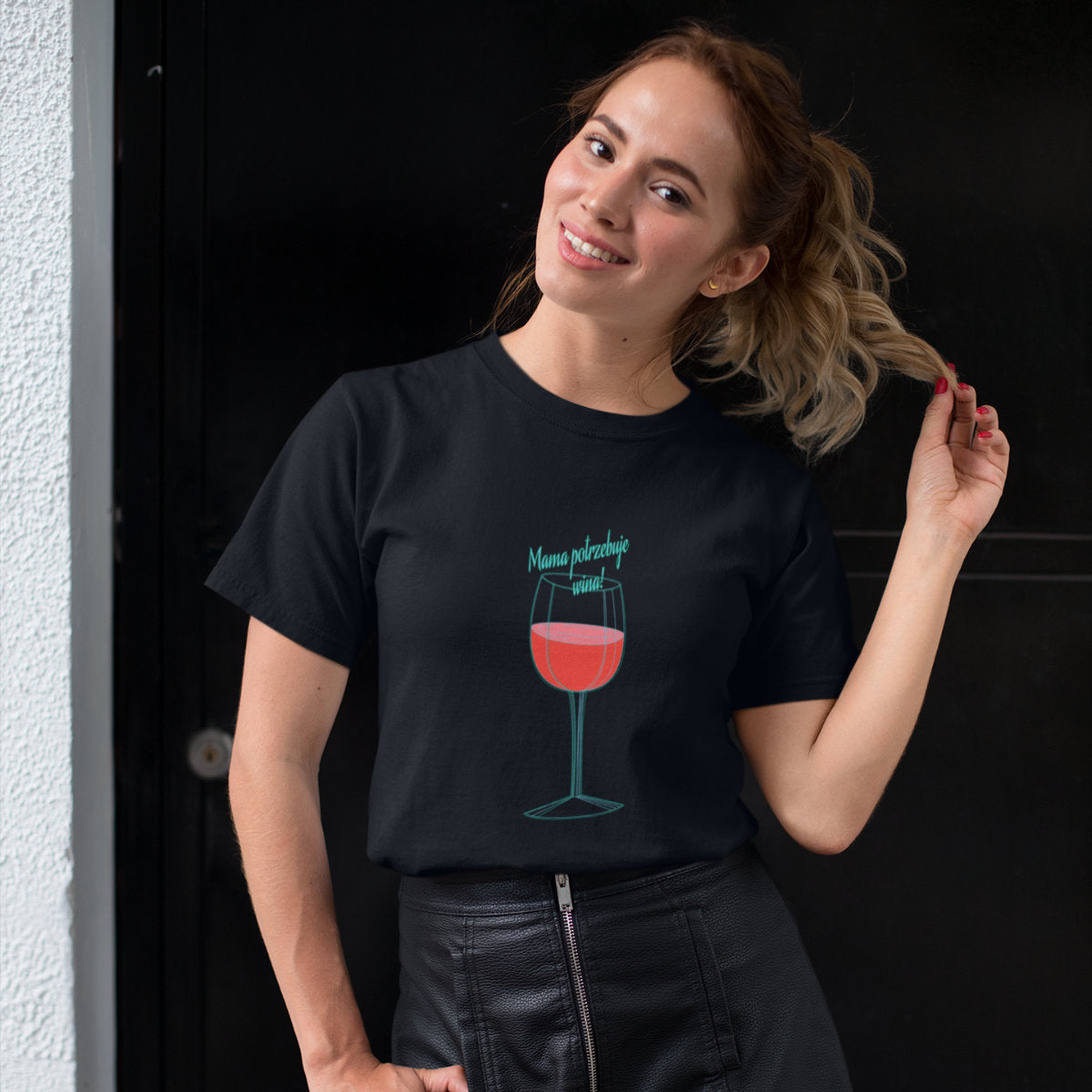 Czarna UNISEX koszulka Mama potrzebuje wina