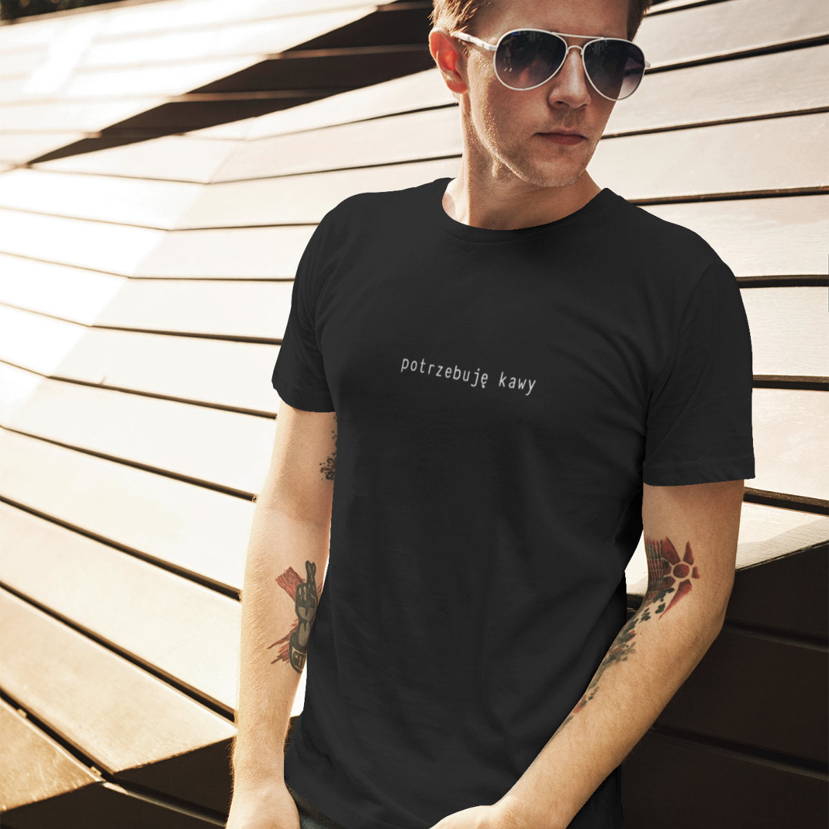 Czarny UNISEX T-shirt Potrzebuję kawy