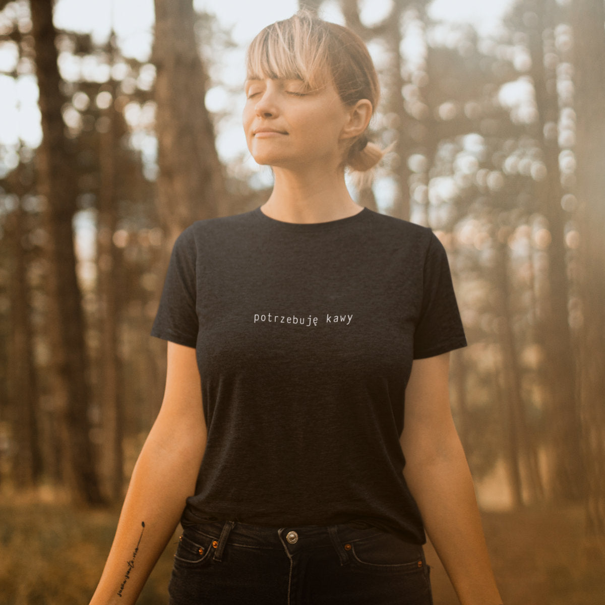 Czarny UNISEX T-shirt Potrzebuję kawy