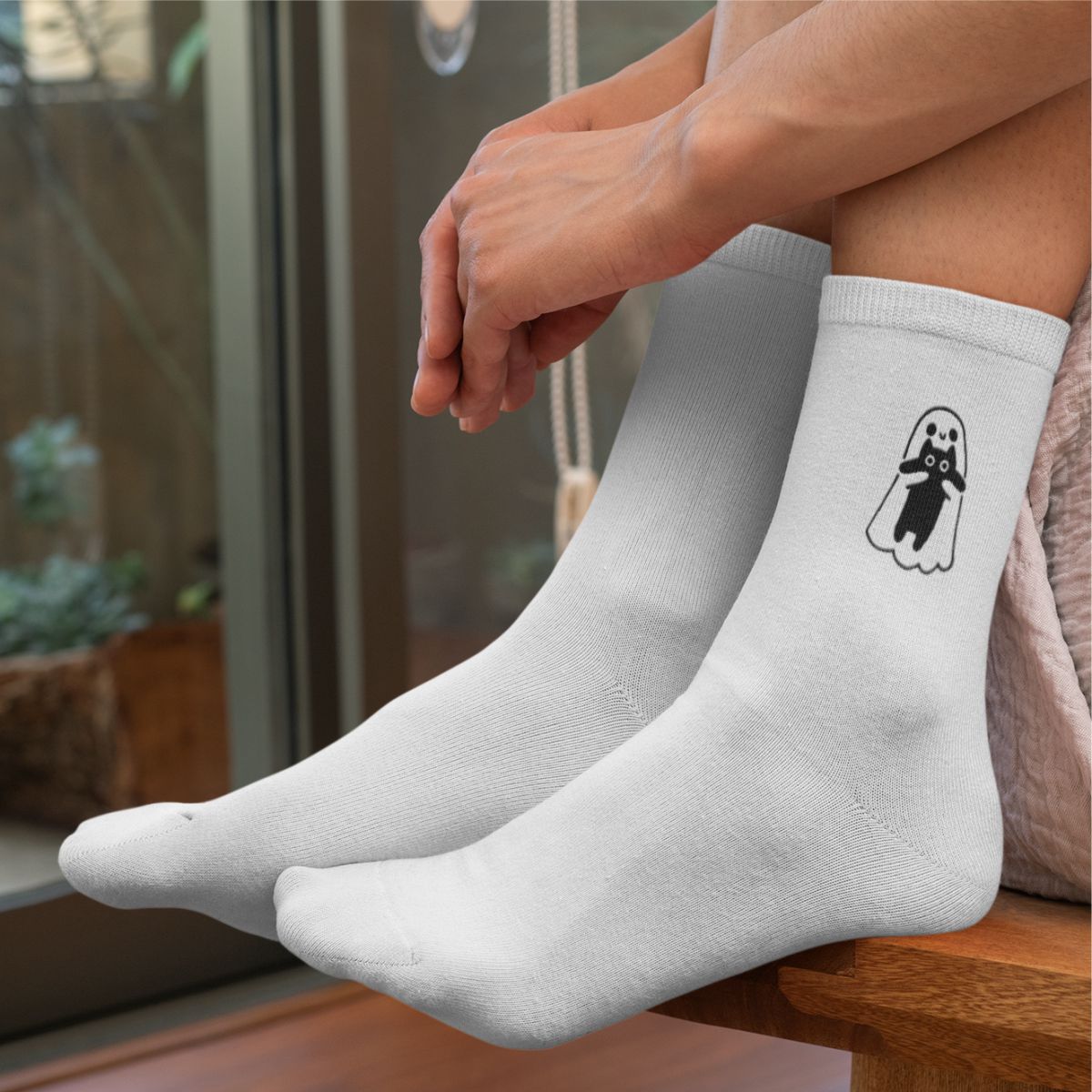 Białe skarpetki "Boo". Zapakowane w stylowe brązowe pudełko.