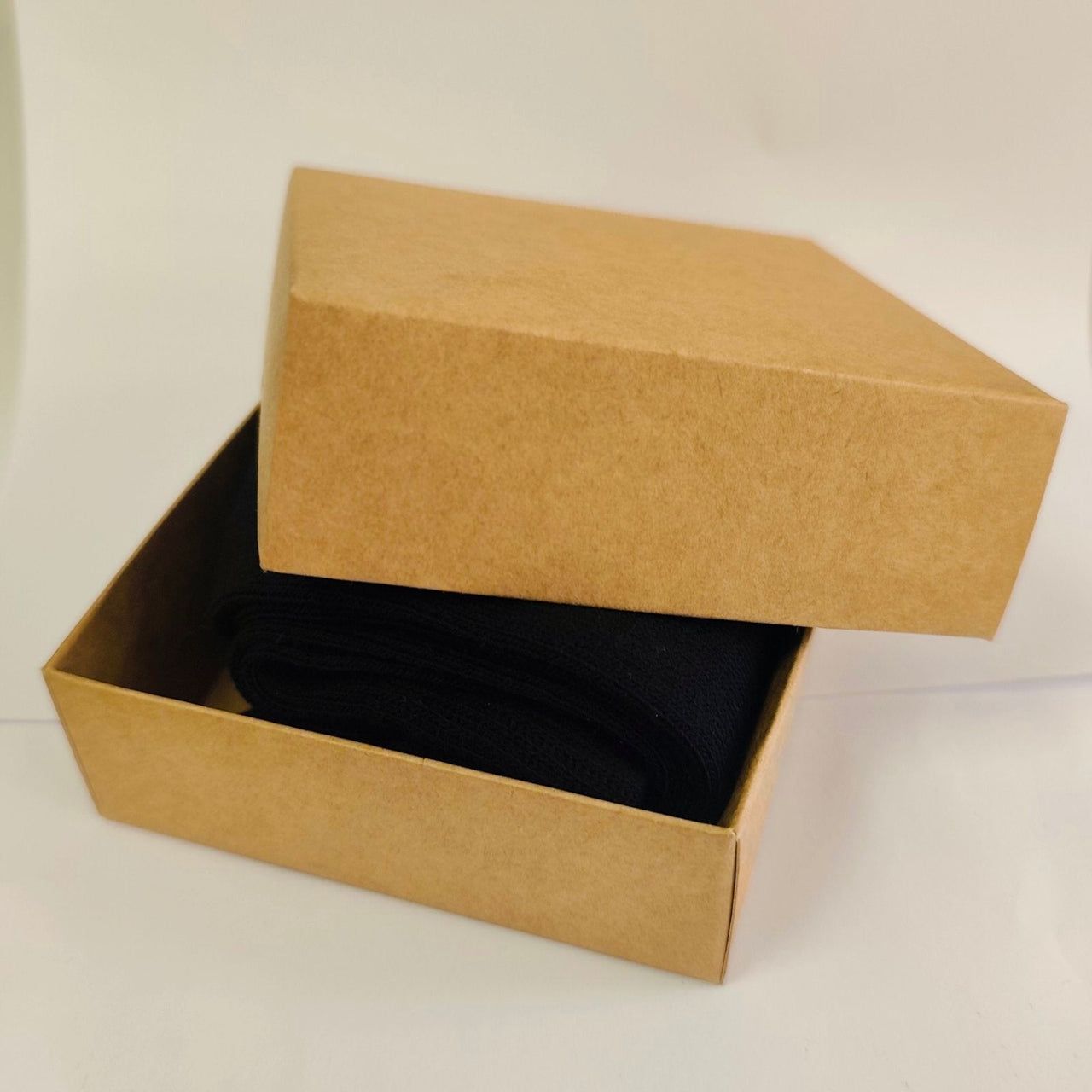 Czarne skarpetki z napisami Dziadek z kolorami. Zapakowane w stylowe brązowe pudełko.