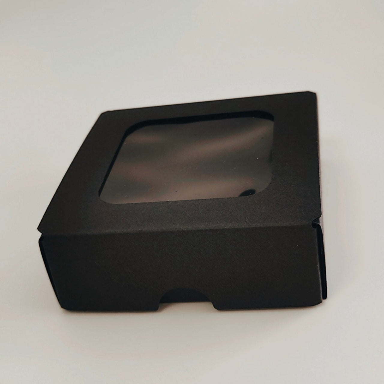 Czarne skarpetki z napisami Dziadek z kolorami. Zapakowane w stylowe pudełko z okienkiem.